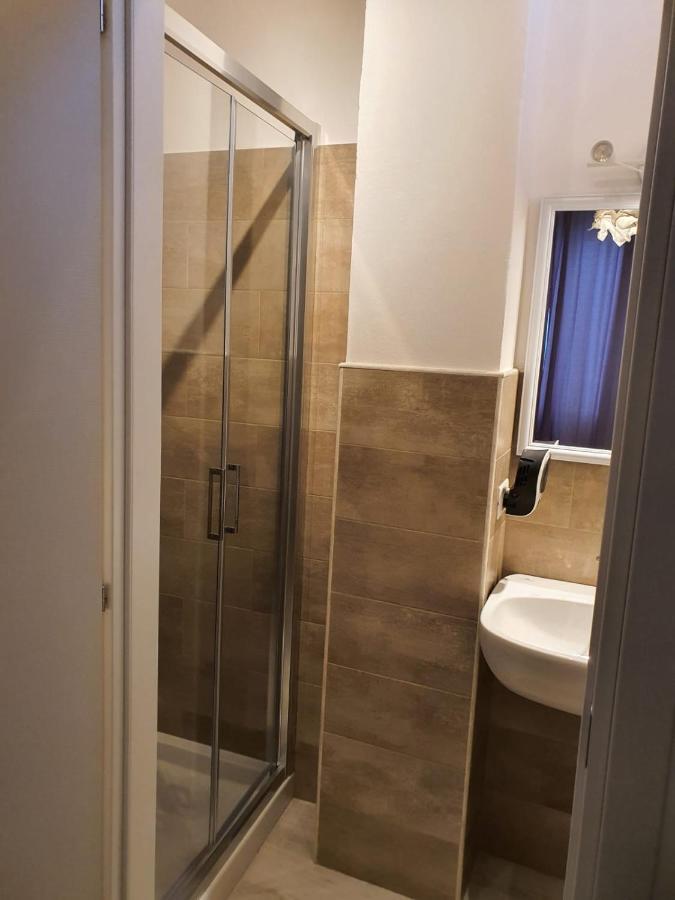 Deluxe Double Room Ensuite Bathroom